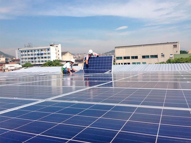 Instalação de painéis solares.